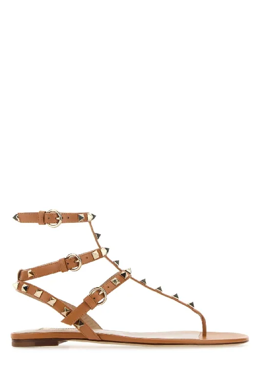 Women’s sandals rural charm -VALENTINO GARAVANI Camel Leather Rockstud Thong Sandals for Women